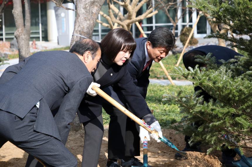 민선8기 상생을 위한 기념식수 - 1