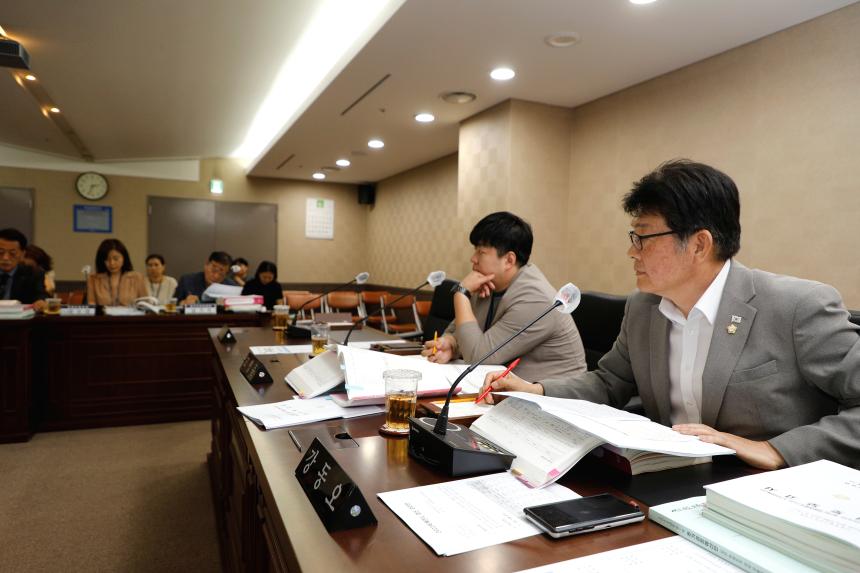 제262회 마포구의회 제1차 정례회 행정건설위원회 회의 모습 - 3
