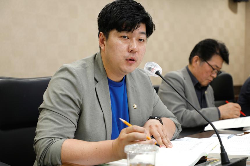 제262회 마포구의회 제1차 정례회 행정건설위원회 회의 모습 - 1