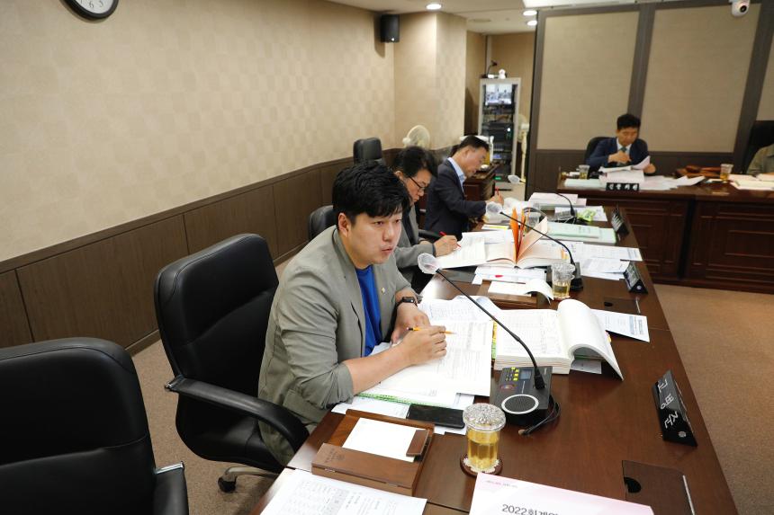 제262회 마포구의회 제1차 정례회 행정건설위원회 회의 모습 - 2