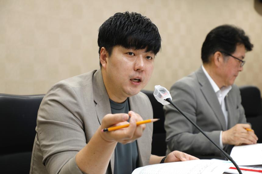 제262회 마포구의회 제1차 정례회 행정건설위원회 회의 모습 - 3