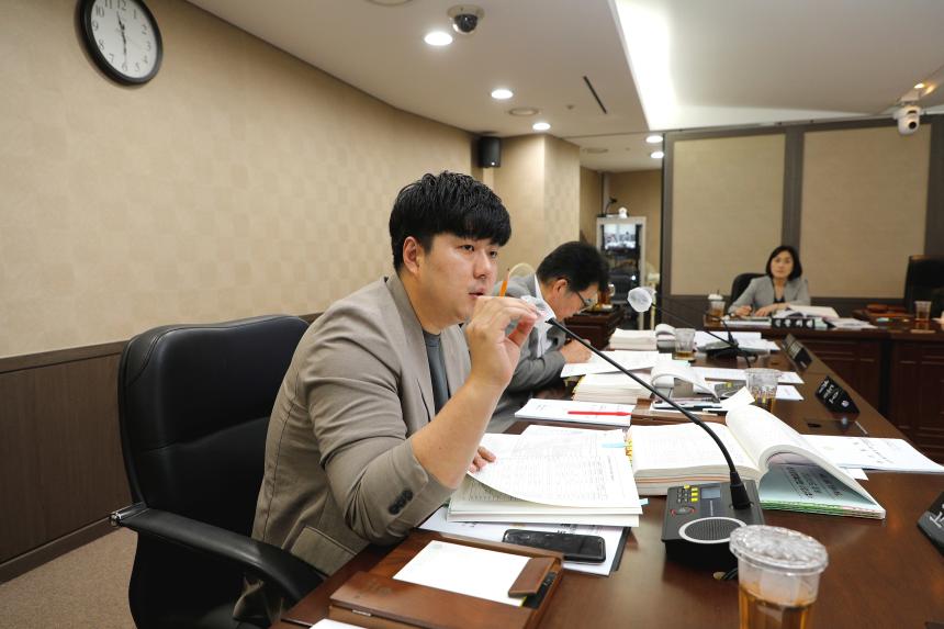 제262회 마포구의회 제1차 정례회 행정건설위원회 회의 모습