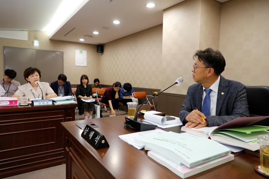 제262회 마포구의회 제1차 정례회 행정건설위원회 회의 모습 - 3