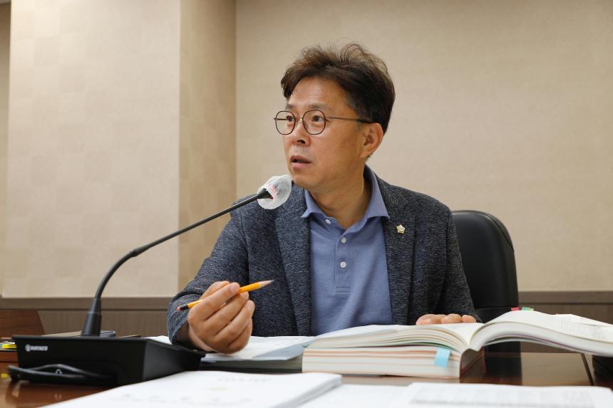 제262회 마포구의회 제1차 정례회 행정건설위원회 회의 모습 - 5