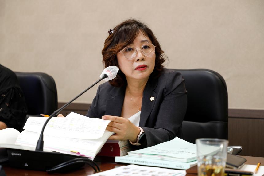 제262회 마포구의회 제1차 정례회 행정건설위원회 회의 모습 - 1