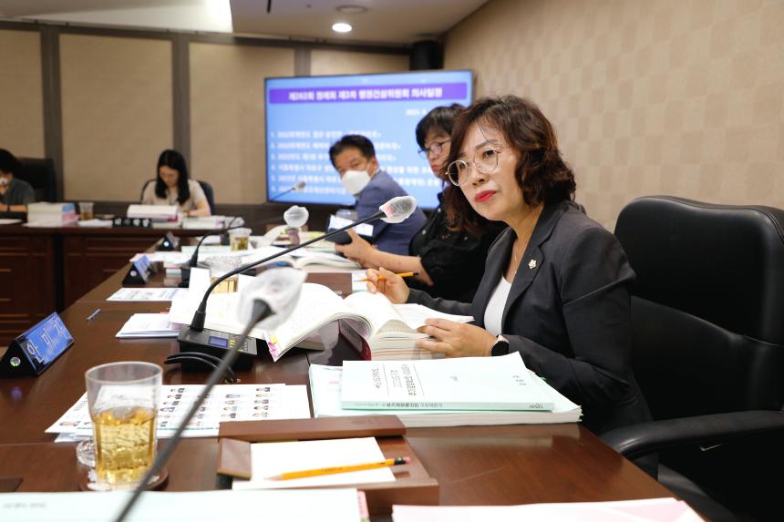 제262회 마포구의회 제1차 정례회 행정건설위원회 회의 모습 - 3