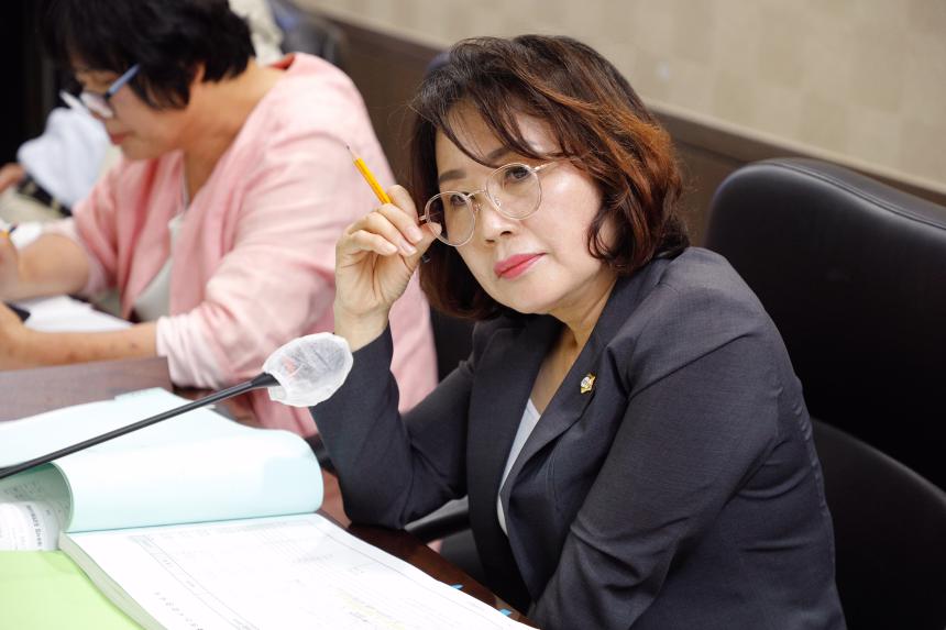 제262회 마포구의회 제1차 정례회 행정건설위원회 회의 모습 - 5