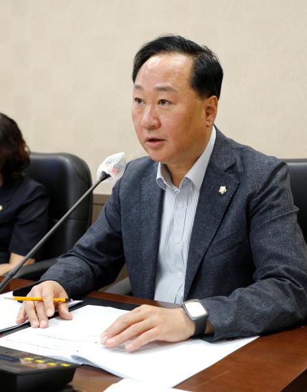 제262회 마포구의회 제1차 정례회 행정건설위원회 회의 모습 - 1