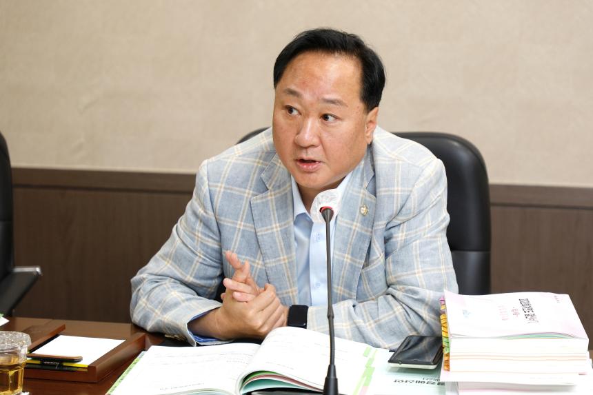 제262회 마포구의회 제1차 정례회 행정건설위원회 회의 모습 - 2