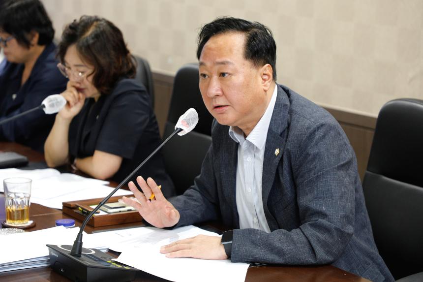 제262회 마포구의회 제1차 정례회 행정건설위원회 회의 모습 - 3