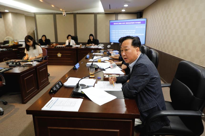 제262회 마포구의회 제1차 정례회 행정건설위원회 회의 모습 - 4