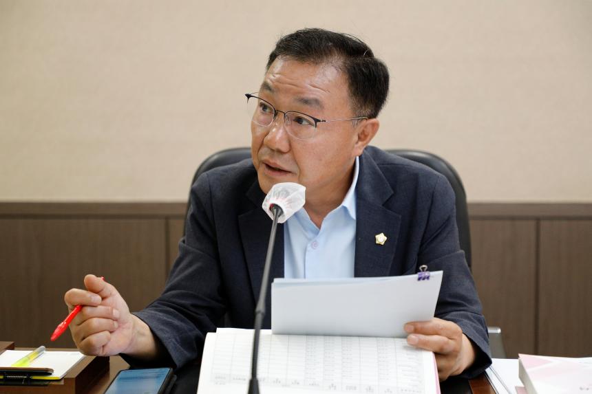 제262회 마포구의회 제1차 정례회 행정건설위원회 회의 모습 - 1