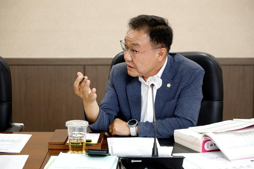 제262회 마포구의회 제1차 정례회 행정건설위원회 회의 모습 - 5