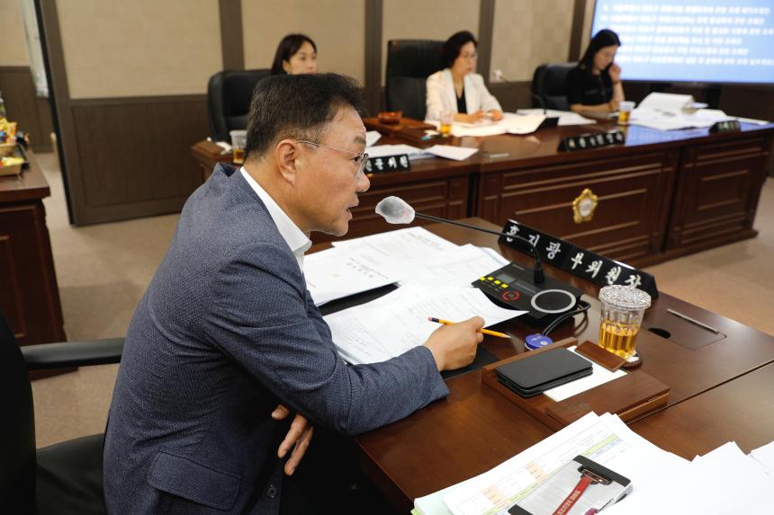 제262회 마포구의회 제1차 정례회 행정건설위원회 회의 모습 - 7