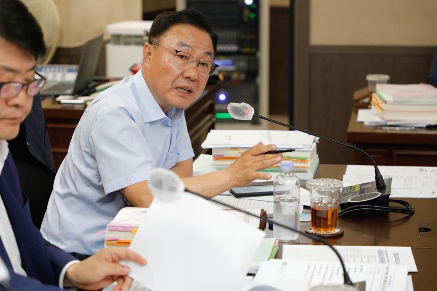 제262회 마포구의회 제1차 정례회 행정건설위원회 회의 모습 - 8