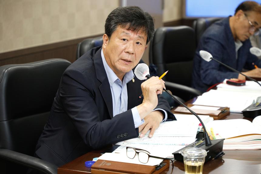 제262회 마포구의회 제1차 정례회 복지도시위원회 회의 모습 - 5