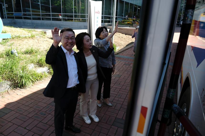 시니어클럽 문화 탐방 환송 - 2