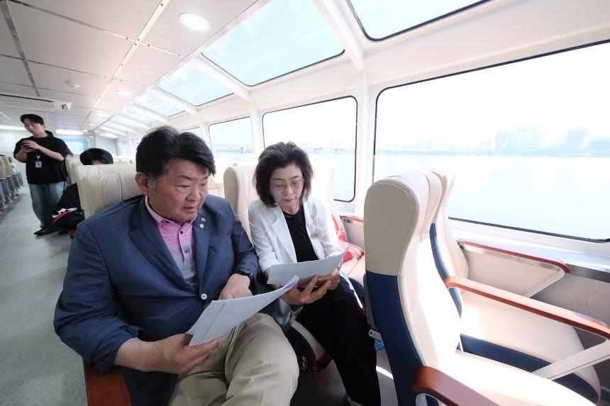 서울시 구의원 대상 한강 버스 체험 - 1