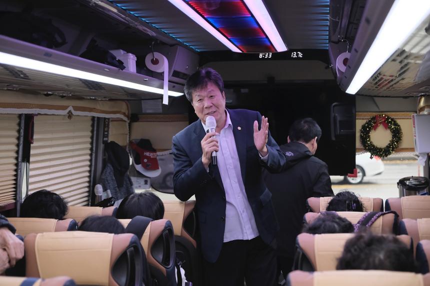 어르신 온천여행 버스 환송식