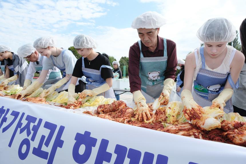 새우젓축제-외국인 및 다문화가정과 함께하는 김장김치 담그기 체험행사 - 2