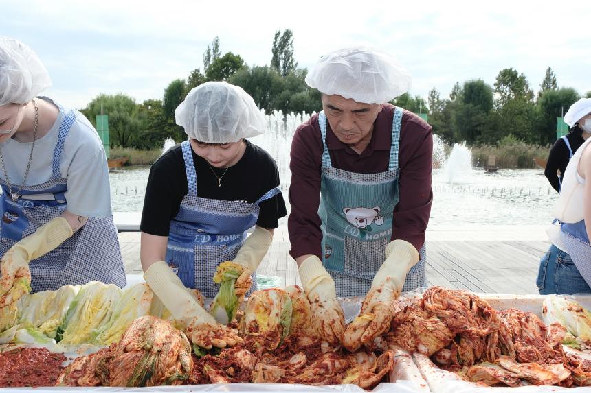 새우젓축제-외국인 및 다문화가정과 함께하는 김장김치 담그기 체험행사 - 3