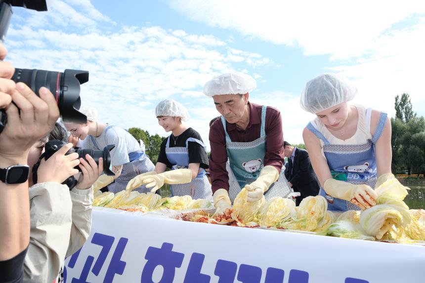 새우젓축제-외국인 및 다문화가정과 함께하는 김장김치 담그기 체험행사 - 4
