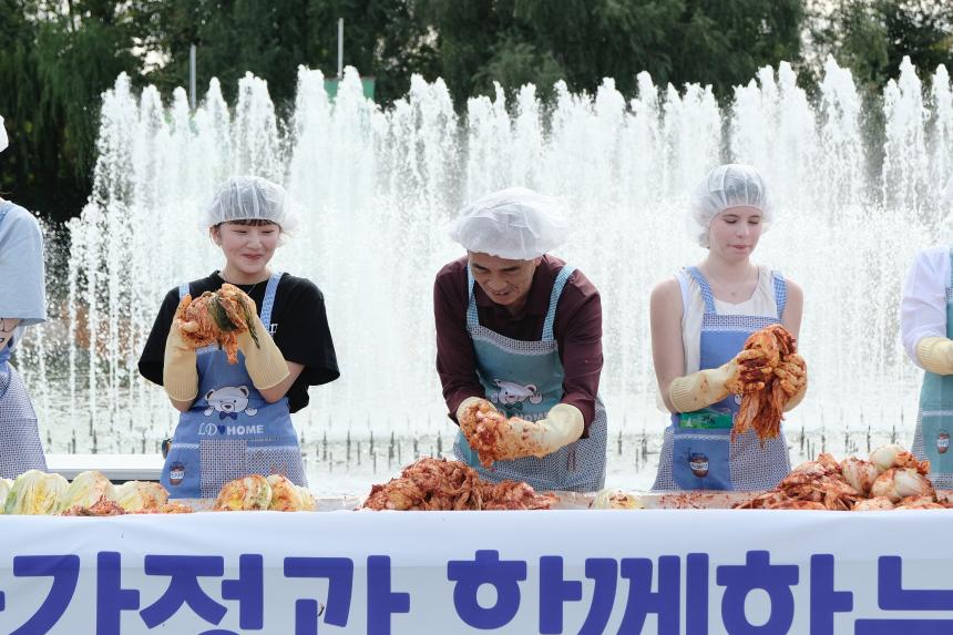 새우젓축제-외국인 및 다문화가정과 함께하는 김장김치 담그기 체험행사 - 5