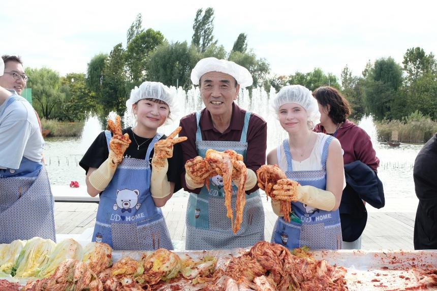 새우젓축제-외국인 및 다문화가정과 함께하는 김장김치 담그기 체험행사 - 6