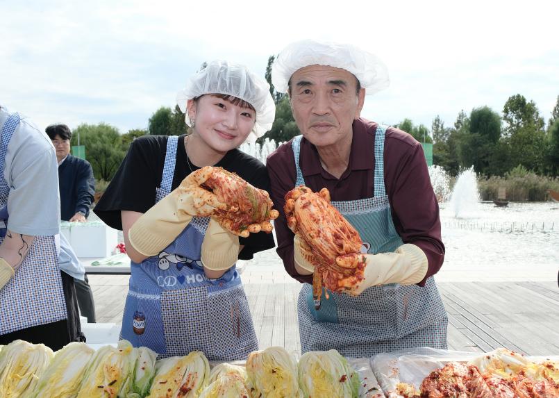 새우젓축제-외국인 및 다문화가정과 함께하는 김장김치 담그기 체험행사 - 7