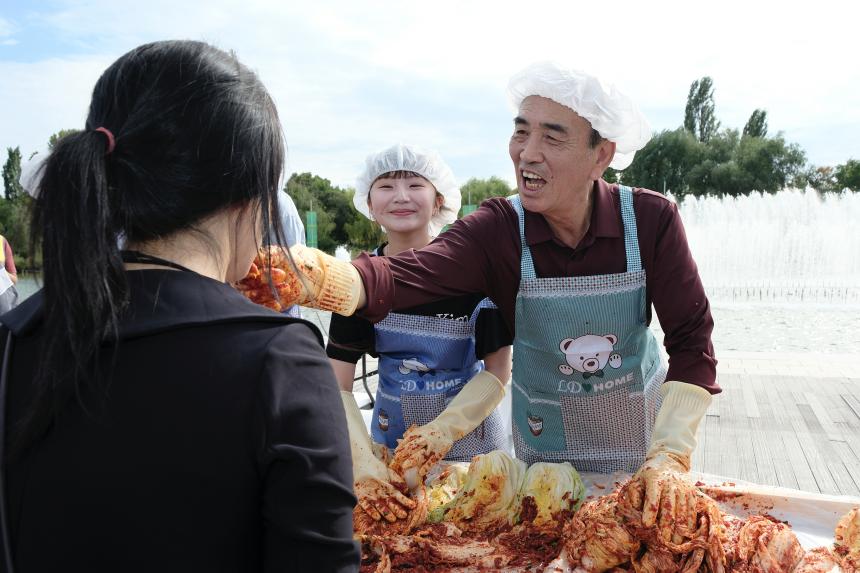 새우젓축제-외국인 및 다문화가정과 함께하는 김장김치 담그기 체험행사 - 11
