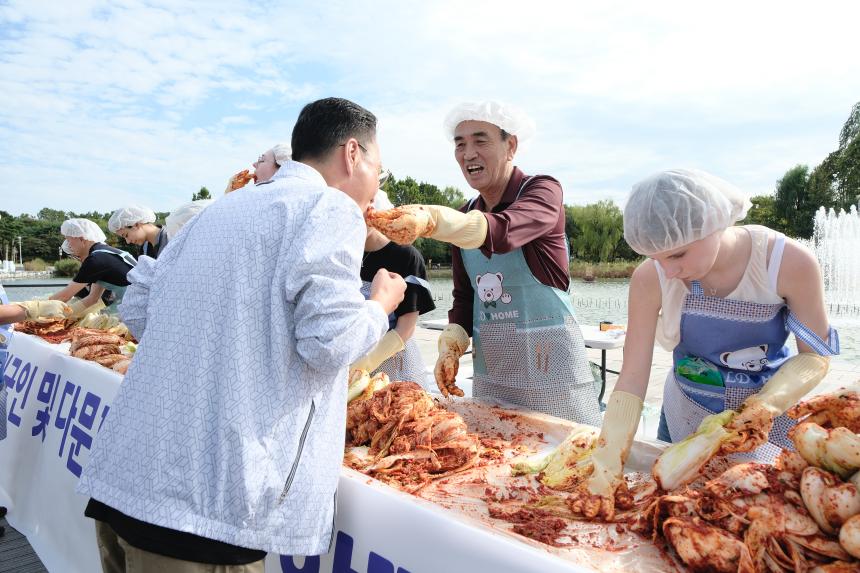 새우젓축제-외국인 및 다문화가정과 함께하는 김장김치 담그기 체험행사 - 12