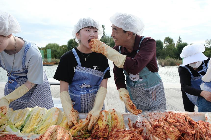 새우젓축제-외국인 및 다문화가정과 함께하는 김장김치 담그기 체험행사 - 13