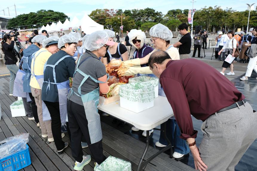 새우젓축제-외국인 및 다문화가정과 함께하는 김장김치 담그기 체험행사 - 15