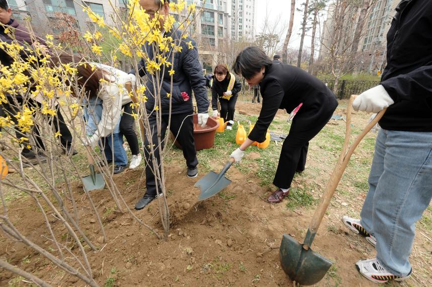 제81회 식목일 기념 릴레이 정원만들기 행사-국화정원 - 3