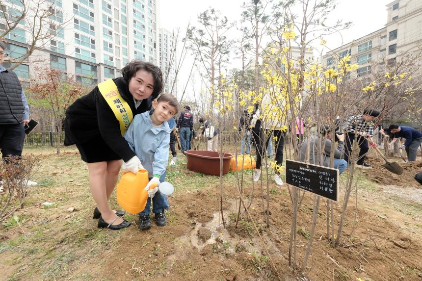 제81회 식목일 기념 릴레이 정원만들기 행사-국화정원 - 3