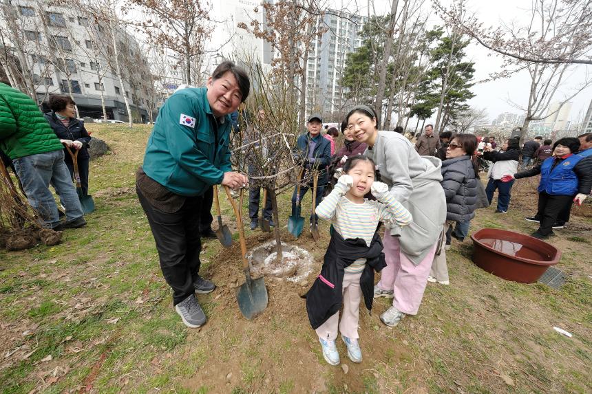제81회 식목일 기념 릴레이 정원만들기 행사-국화정원 - 6