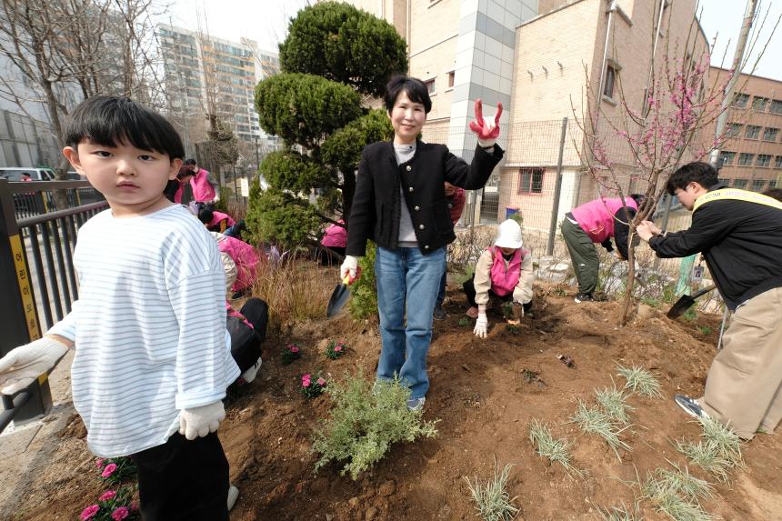 제81회 식목일 기념 릴레이 정원만들기 행사-샛터근린정원 - 4
