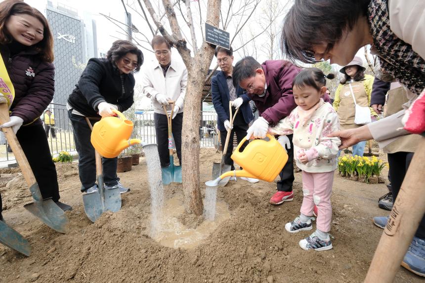 제81회 식목일 기념 릴레이 정원만들기 행사-쌍룡근린공원 - 13