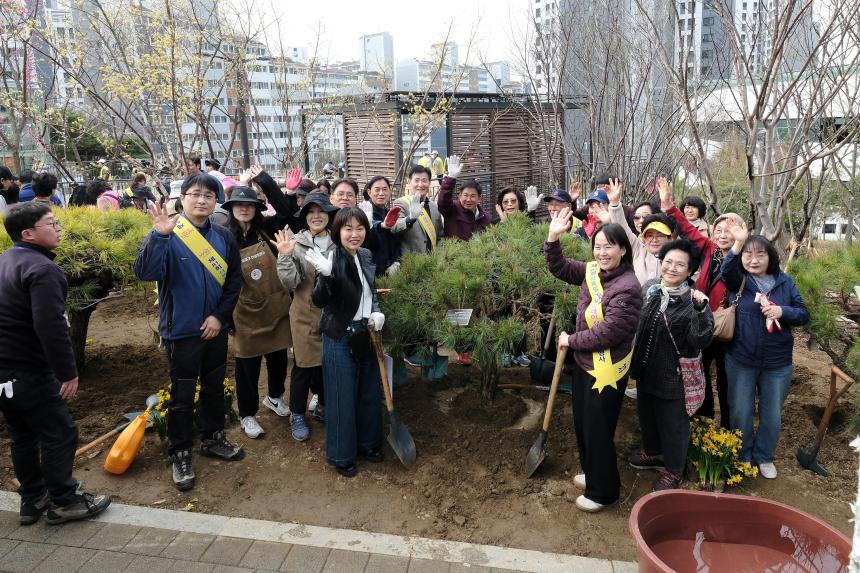 제81회 식목일 기념 릴레이 정원만들기 행사-쌍룡근린공원 - 19