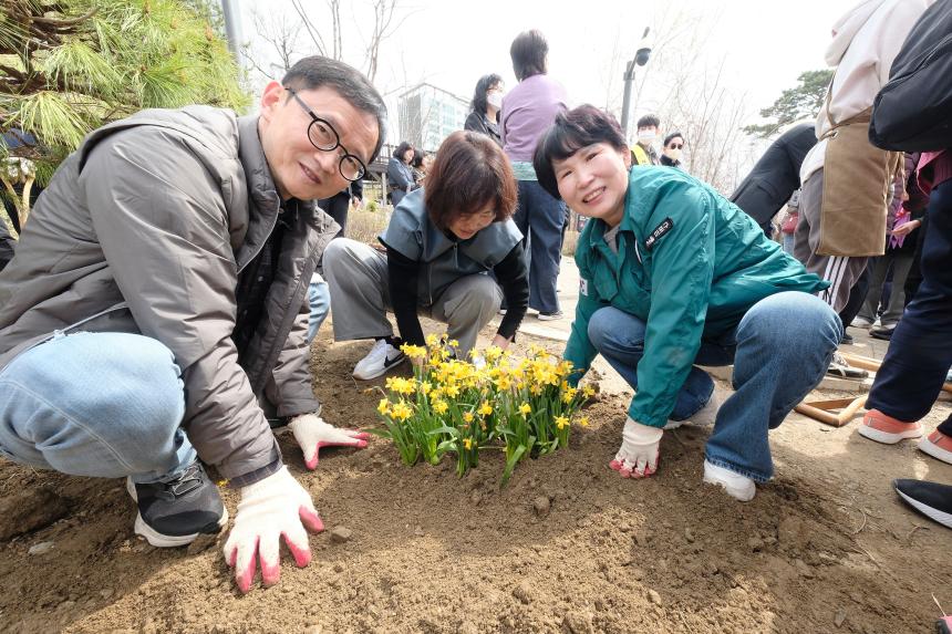 제81회 식목일 기념 릴레이 정원만들기 행사-쌍룡근린공원 - 21