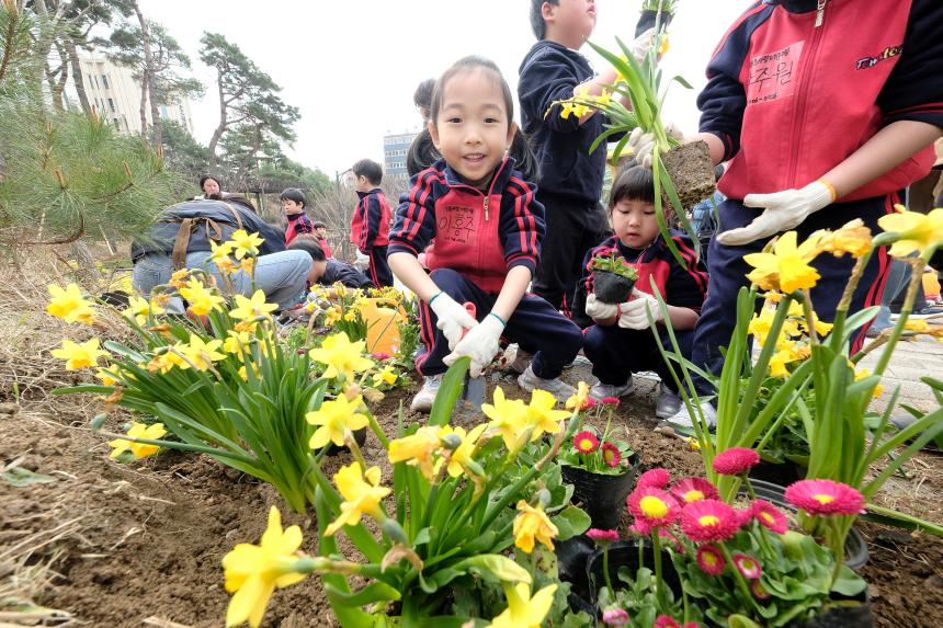 제81회 식목일 기념 릴레이 정원만들기 행사-쌍룡근린공원 - 24