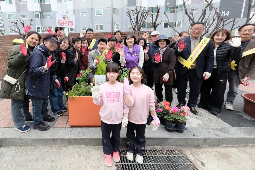 제81회 식목일 기념 릴레이 정원만들기 행사-도화꽃길3 - 8