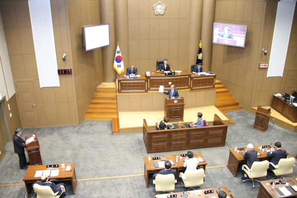 제215회 서울특별시 마포구의회 임시회 제2차 본회의 - 13