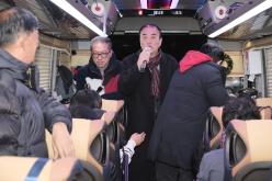 어르신 온천여행 버스 환송식 1