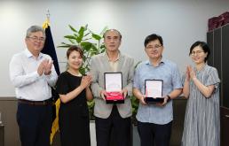 백남환 의장님 감사패 수상 2