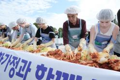 새우젓축제-외국인 및 다문화가정과 함께하는 김장김치 담그기 체험행사 2