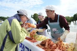 새우젓축제-외국인 및 다문화가정과 함께하는 김장김치 담그기 체험행사 10