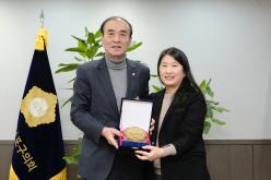 감사패 수여-마포구의회 의장 백남환 1