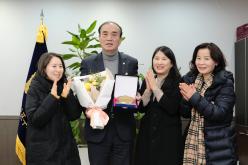 감사패 수여-마포구의회 의장 백남환 3