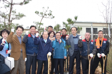 제70회 식목일 나무심기 행사 8